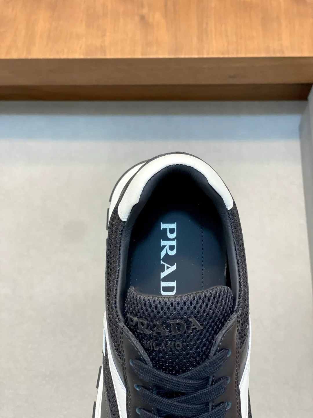 Men's shoes 💰740 Prada men's new lace-up sports and casual shoes. This upper is made of imported calfskin stitching. The tongue is P's classic bronzing lougou. The lining is made of calfskin for the feet. The outsole is made of non-slip sports exclusive rubber outsole with logo. It feels good on the foot. It is fashionable and fashionable. It has a standard sports version and looks very good on the foot! Comes with original box and dust bag! L leather shoe size: 39/40/41/42/43/44 original box packaging + dust bag